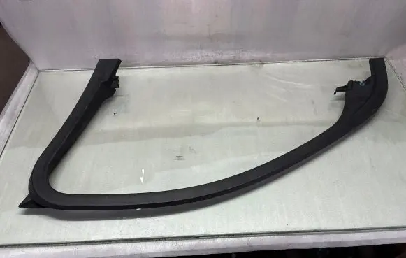 Volvo XC40 Front door glass trim molding 31455062