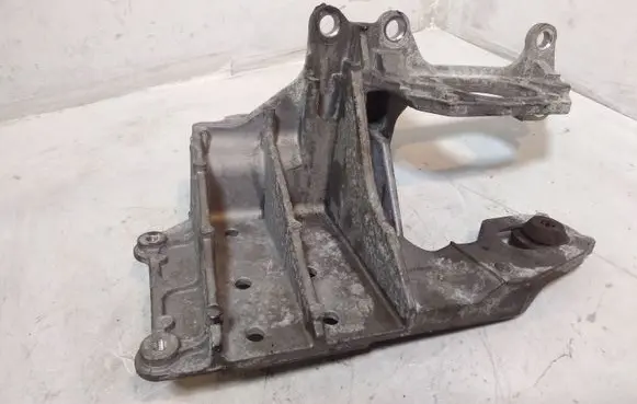 Nissan Qashqai+2 Engine mounting bracket