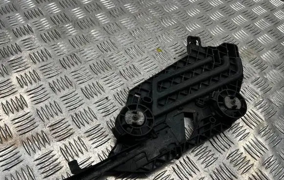 Skoda Octavia Mk2 (1Z) Headlight/headlamp mounting bracket 17035202