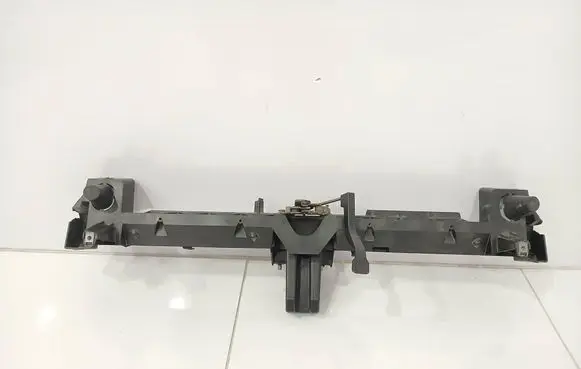 Front bumper mounting bracket