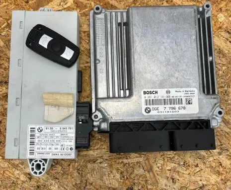 BMW 5 E60 E61 Engine control unit/module 7796678 0281012191
