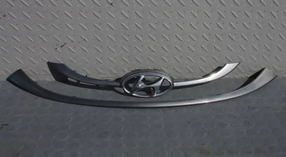 Hyundai i30 Front bumper upper radiator grill