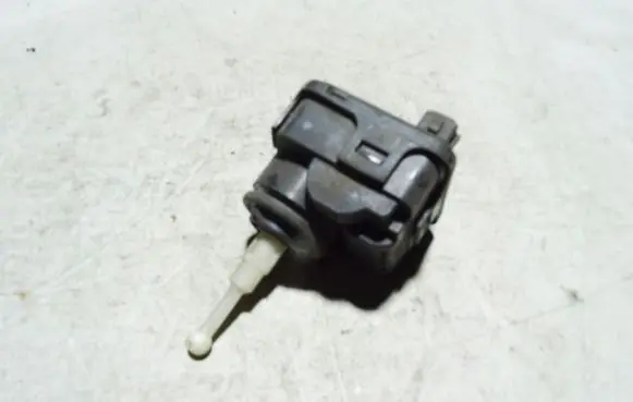 Volkswagen PASSAT B5 Headlight level adjustment motor 3A0941295