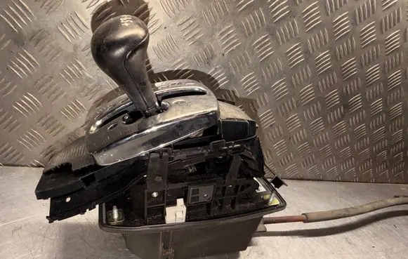 Volkswagen PASSAT B5.5 Gear shifter/selector 4B0713041M
