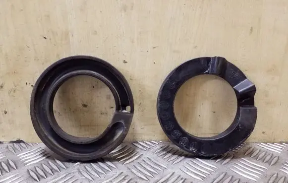 Volkswagen Touareg II Rear coil spring rubber mount 7P0411189A 7P0411177