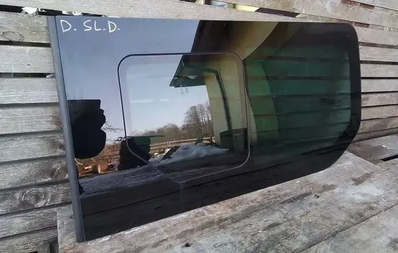 Opel Vivaro Sliding door window/glass 823008216R 93460830
