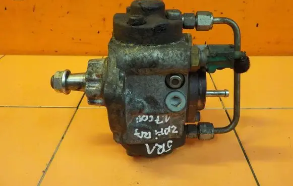 Opel Zafira B Fuel injection high pressure pump 55581885