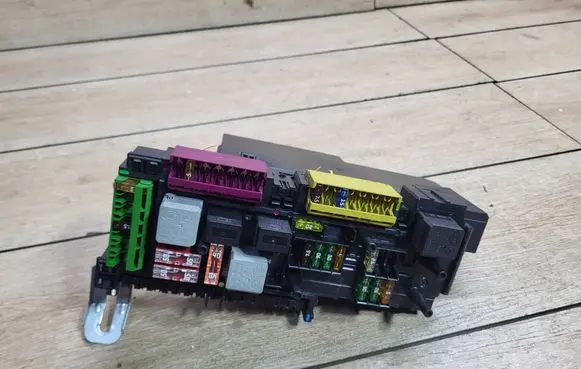 Mercedes-Benz C W204 Fuse module 2049060105 2129024301