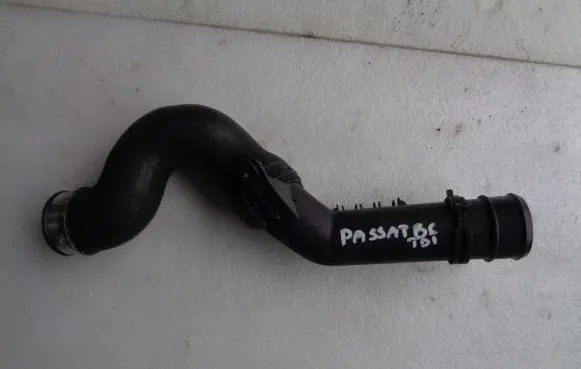Volkswagen PASSAT B6 Engine coolant pipe/hose 5Q0145770B