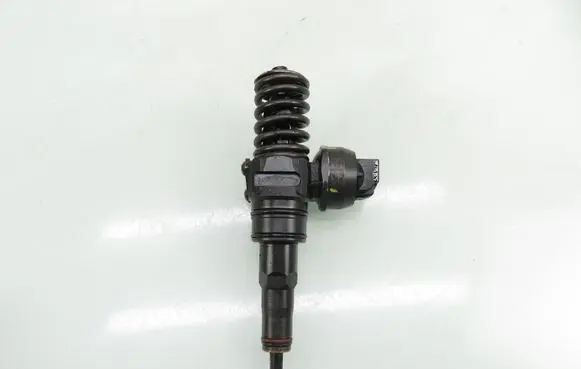 Volkswagen Golf V Fuel injector 0414720215 038130073AG