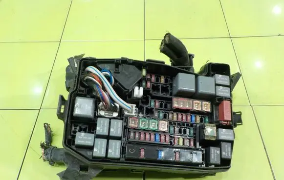 Toyota Yaris Fuse box set 8264147020 BEZPIECZNIKOW