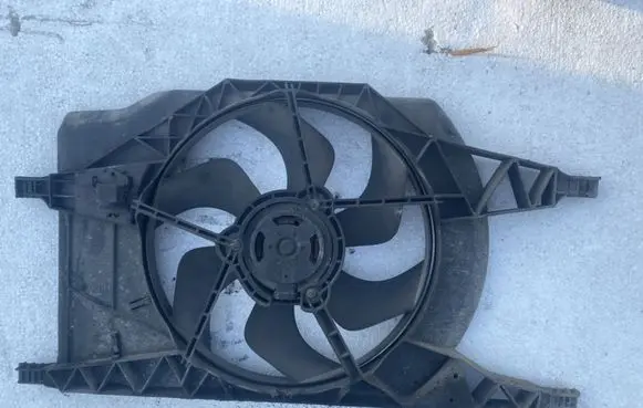 Renault Laguna II Radiator cooling fan shroud 1831068000