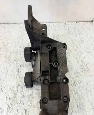 Volvo V70 Engine mounting bracket 8642196