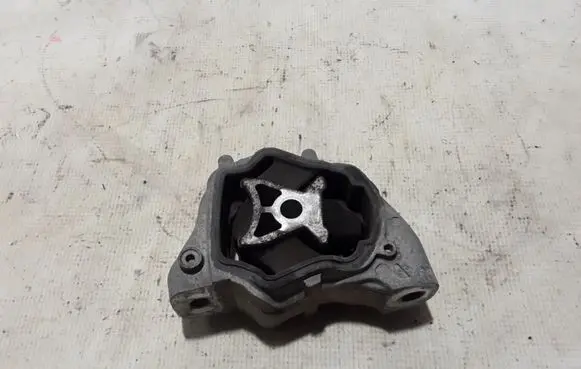 Volvo S60 Engine mount bracket 31330138
