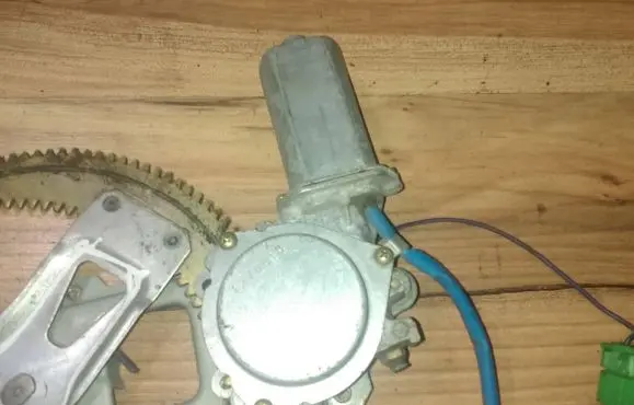 Subaru Impreza I Front door window regulator motor