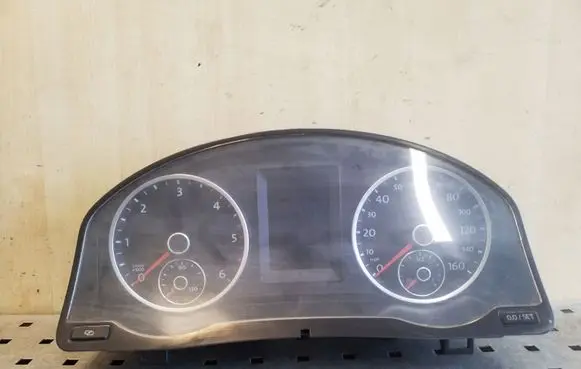 Volkswagen Tiguan Speedometer (instrument cluster) 5N0920971B