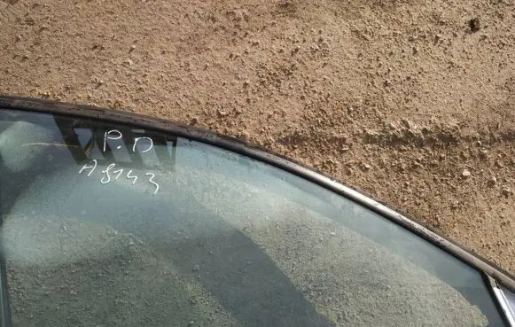Renault Laguna III Front door window glass four-door