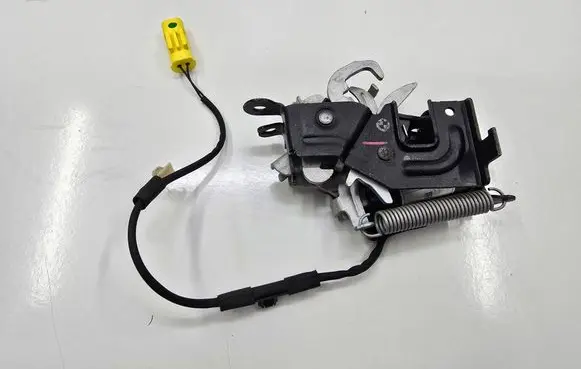 BMW M5 F90 Engine bonnet/hood lock/catch 7347411