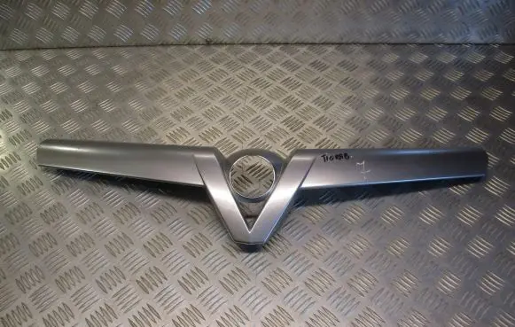 Opel Tigra B Front bumper upper radiator grill