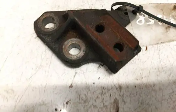 Engine mounting bracket
