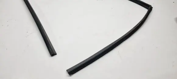 Nissan Pulsar Rubber seal front door window/glass 803303ZL0A