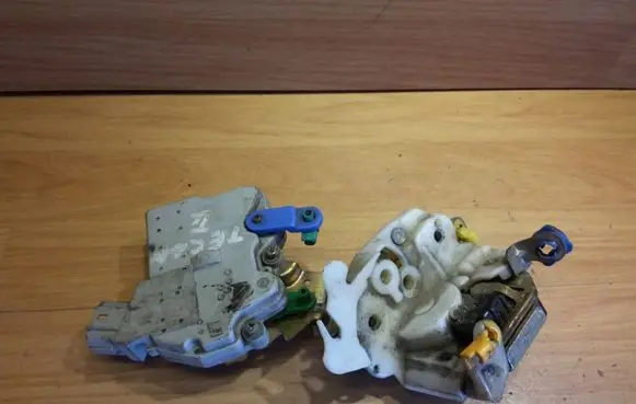 Nissan Terrano Front door lock