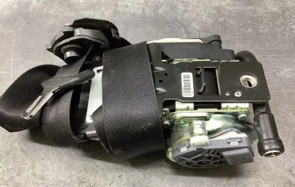 Mercedes-Benz CLS C218 X218 Front seatbelt 620048000 010L0000 BAMPT1273