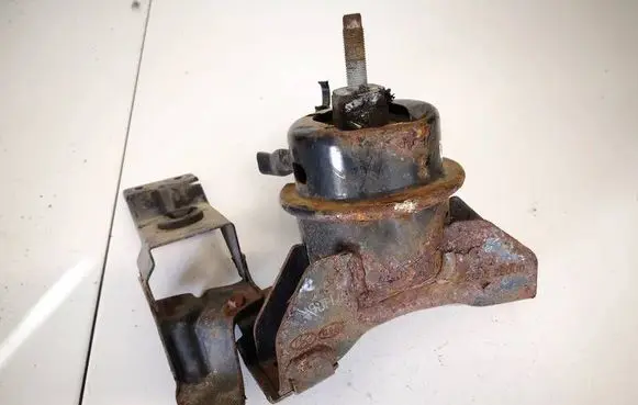 KIA Carens II Engine mount bracket