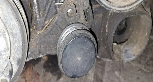 Volkswagen PASSAT B5 Generator/alternator belt tensioner 
