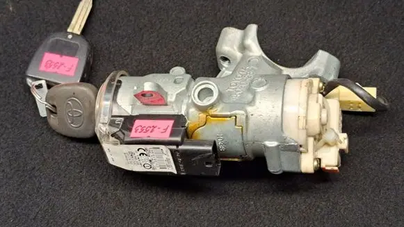 Toyota Avensis Verso Ignition lock 45020287 8978328070