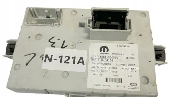 Peugeot 5008 Fuse module 9824811680