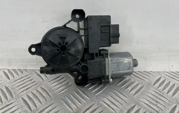 Volkswagen Tiguan Rear door window regulator motor 5Q0959407E