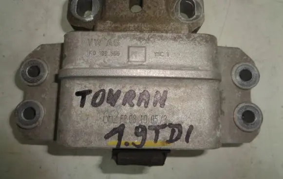 Volkswagen Touran I Engine mount bracket 1K0199555N