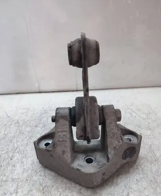 Nissan X-Trail T32 Engine mounting bracket 038172