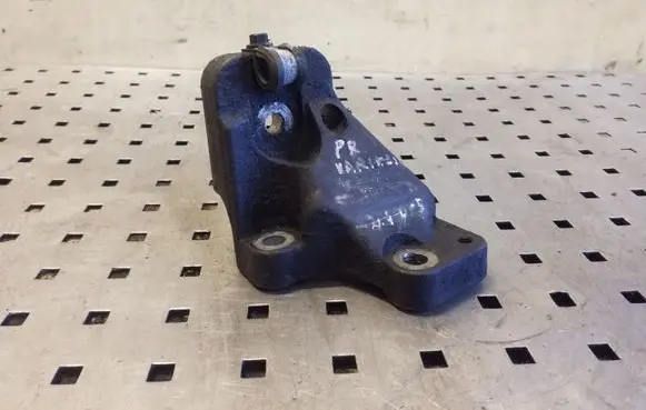 Volvo XC70 Engine mounting bracket 30741567