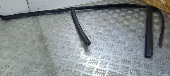 Mercedes-Benz C AMG W204 Rubber seal rear door window/glass 