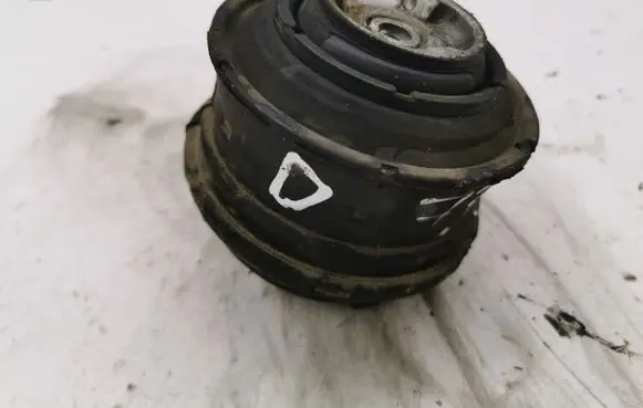 Mercedes-Benz C W203 Engine mount bracket