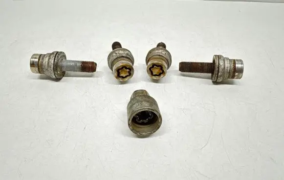 Peugeot 308 Anti-theft wheel nuts and lock