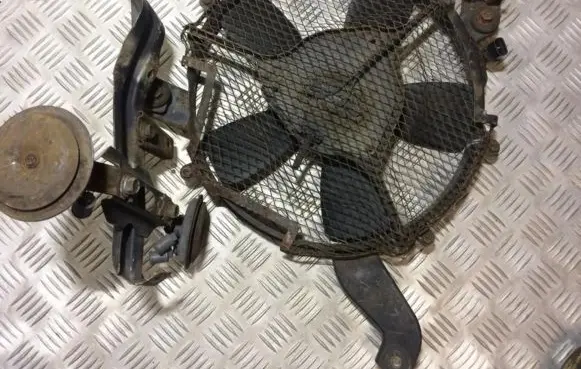 Radiator cooling fan shroud