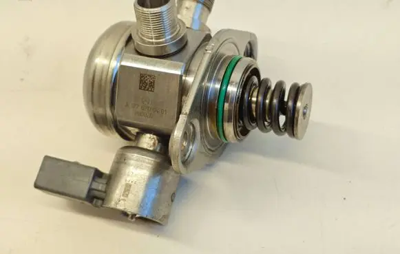 Mercedes-Benz C AMG W205 Fuel injection high pressure pump A1770700401