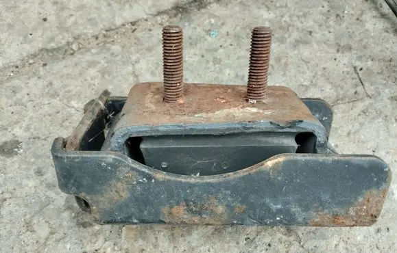 Iveco Daily 35 - 40.10 Engine mount bracket 504046292