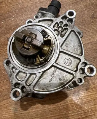 BMW 1 E81 E87 Vacuum pump 7547021 13618310