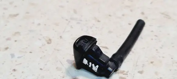 Windshield washer spray nozzle