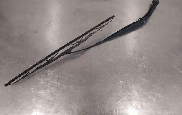 Chevrolet Cruze Front wiper blade arm 95971328 1332U