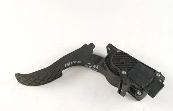Accelerator throttle pedal
