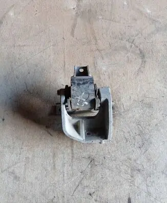 Suzuki SX4 Engine mount bracket S179J