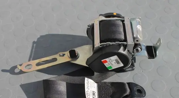 Toyota Avensis T270 Seat belt trim 