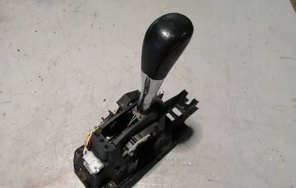 Nissan Pathfinder R52 Gear shifter/selector