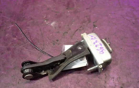 Ford Focus C-MAX Front door check strap stopper