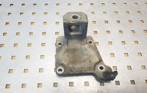 BMW 5 E39 Engine mounting bracket 6751226